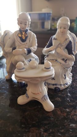 Collectable porcelain set 7" x 3.8" x 3.6"