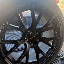 LLANTA CON RIMS.   275/40ZR20.  SRT.  Only One 