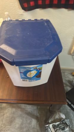 Pet food container