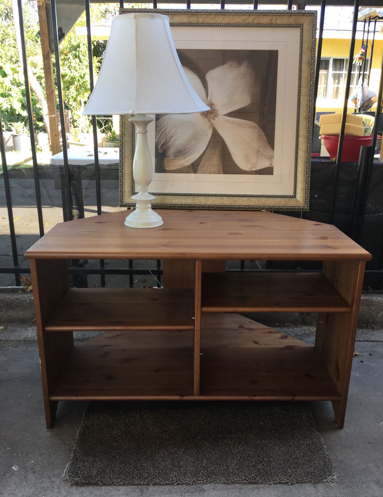 GREAT CONDITION LIVING ROOM TV STAND SHELF TABLE ENTERTAINMENT CENTER WITH LAMP GREAT FOR SMALL APARTMENT OR BEDROOM