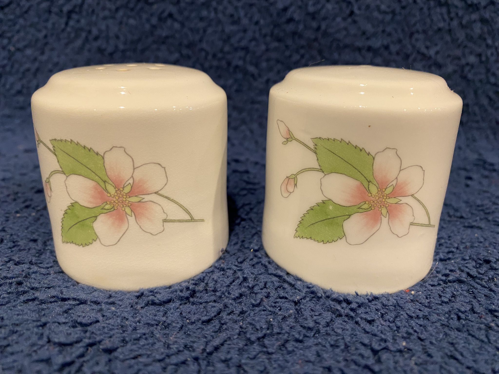 Vintage Wedgwood Hotelware Pink Floral Salt & Pepper Shakers Made In England 2” High in excellent condition