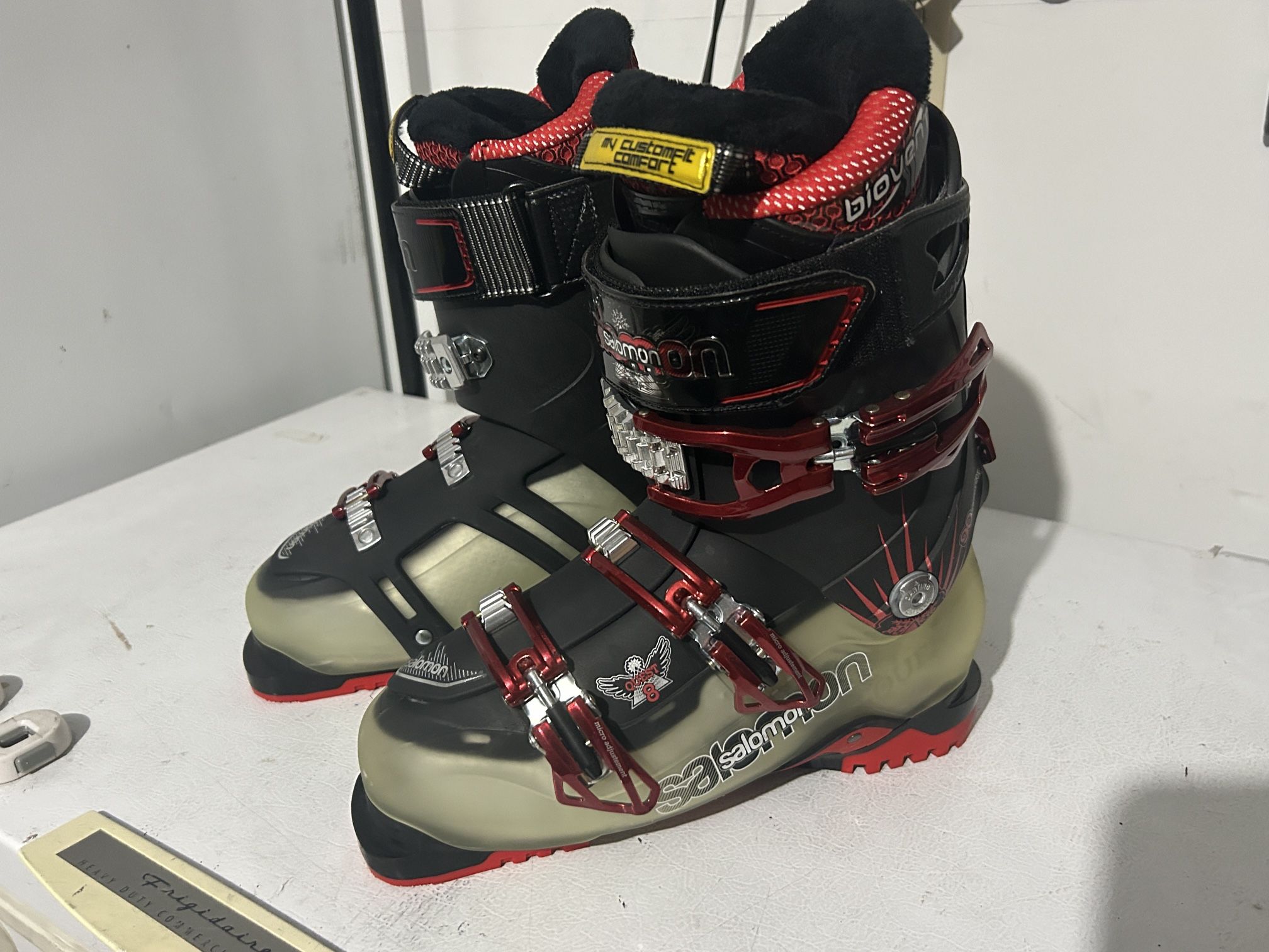 Like New Salomon Quest 8 Ski Boots - Size 9-11