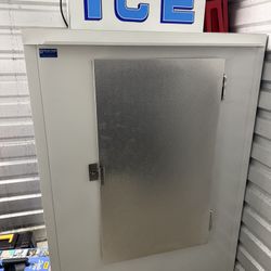Polar Temp Cold Wall Outdoor Ice Merchandiser