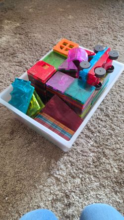 Magna-tiles: 220+ pieces