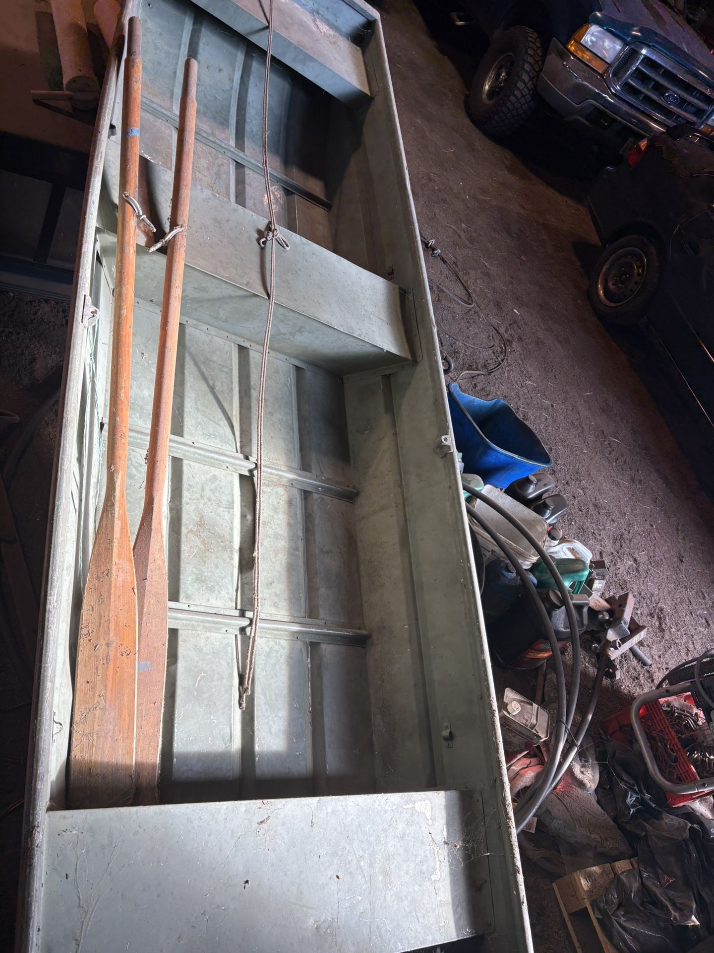 12’ Jon boat With oars