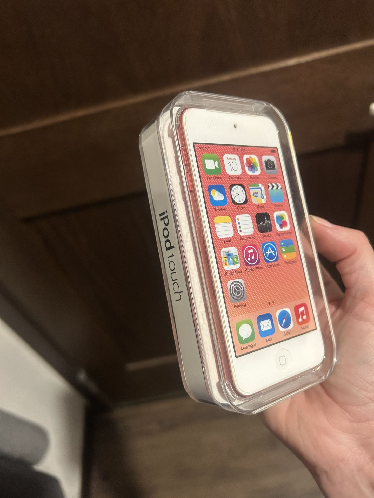 iPod touch 32gb NEVER OPENED 