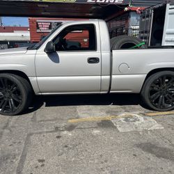Chevy Silverado 05 , Sitting On 26s