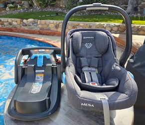 Great condition UPPAbaby Mesa Series Infant Car Seat w/ Base & Pads