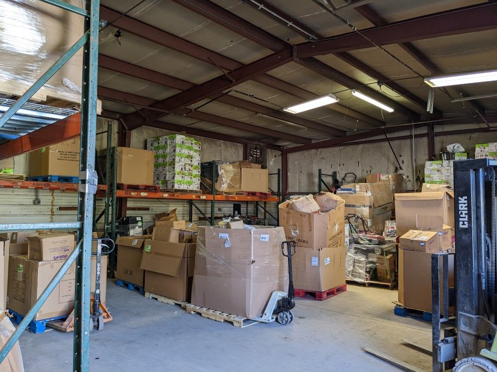 Cl@ire's pallets are here all new merchandise $350 / Pallet first come first served Financing Avail!