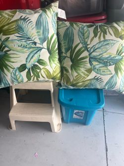Beautiful out door cushions good condition must go pick up today17$ each