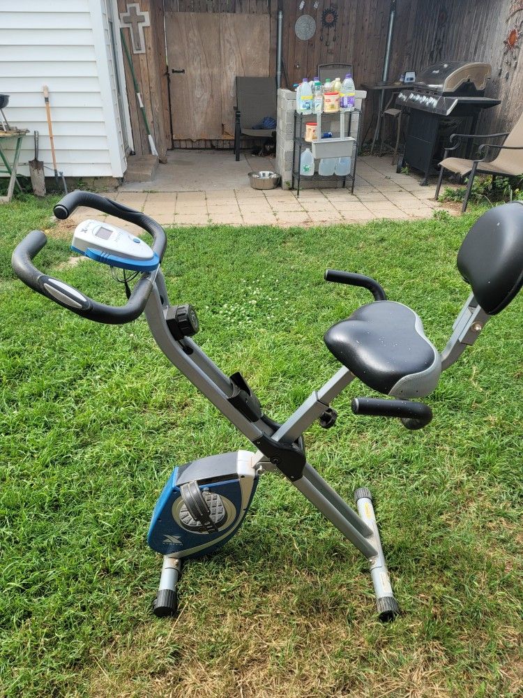 Exercise Equipment Treadmill and Stationary Bicycle