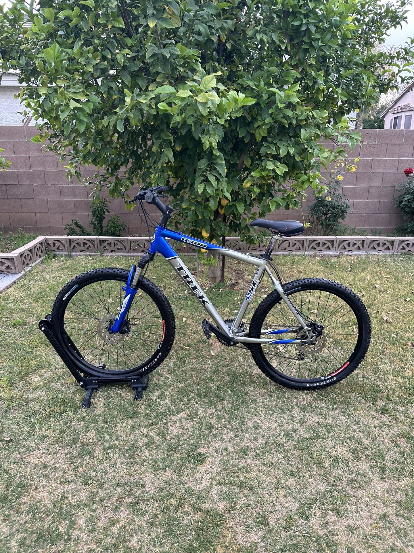 TREK 4300 MOUNTAIN BIKE, 8X3 SPEED, LARGE ALUMINUM FRAME, FRONT AND REAR DISK BRAKE. LIKE BRAND NEW