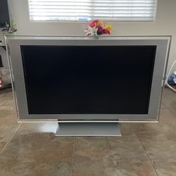 Used Sony Bravia 40” KDL-40XBR2 Tv with remote