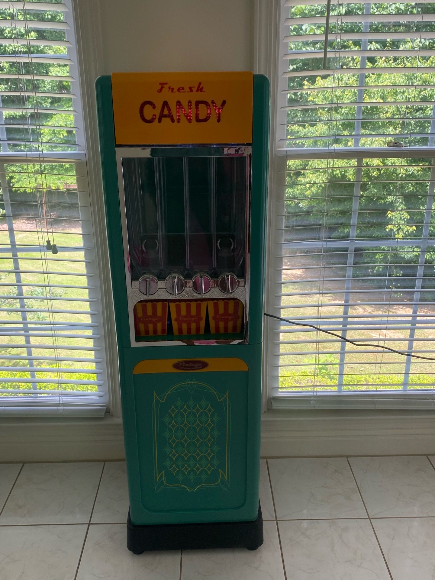 Candy machine / dispenser