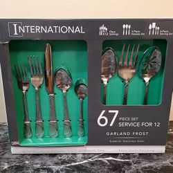 INTERNATIONAL GARLAND FROST FLATWARE SET - 39 PIECES 