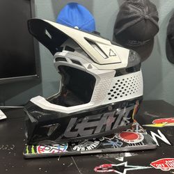 2022 LEATT MOTO 8.5 Helmet V22