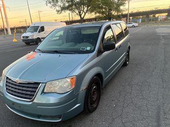 2010 Chrysler Town n country clean title
