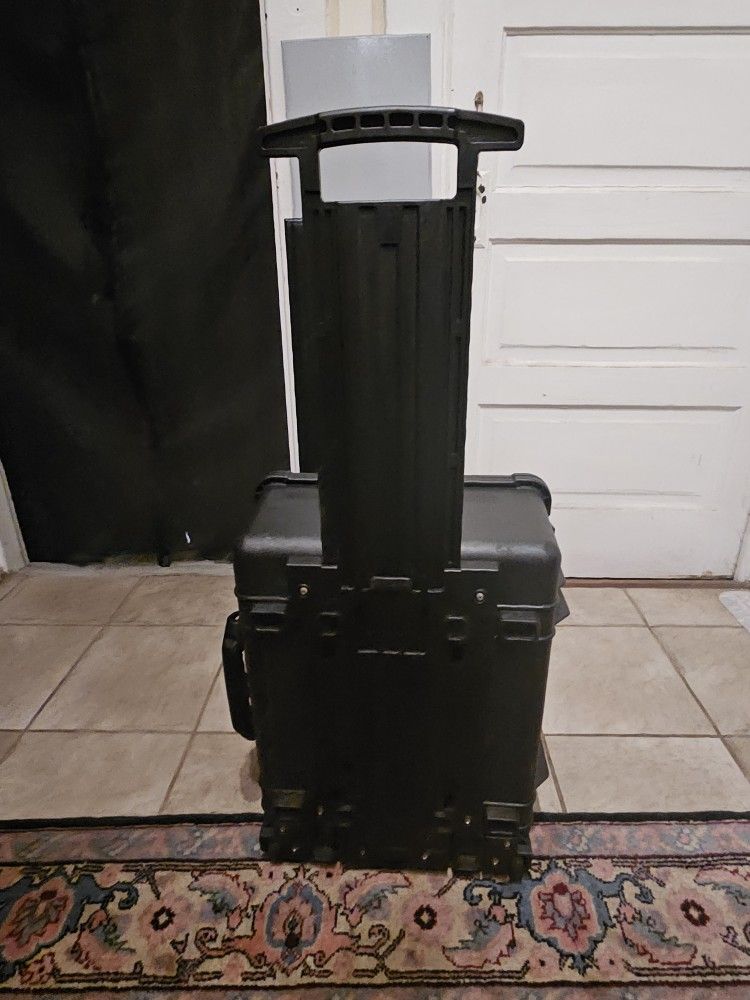 1560 Waterproof Pelican Case With Extendable Arm And Wheels.