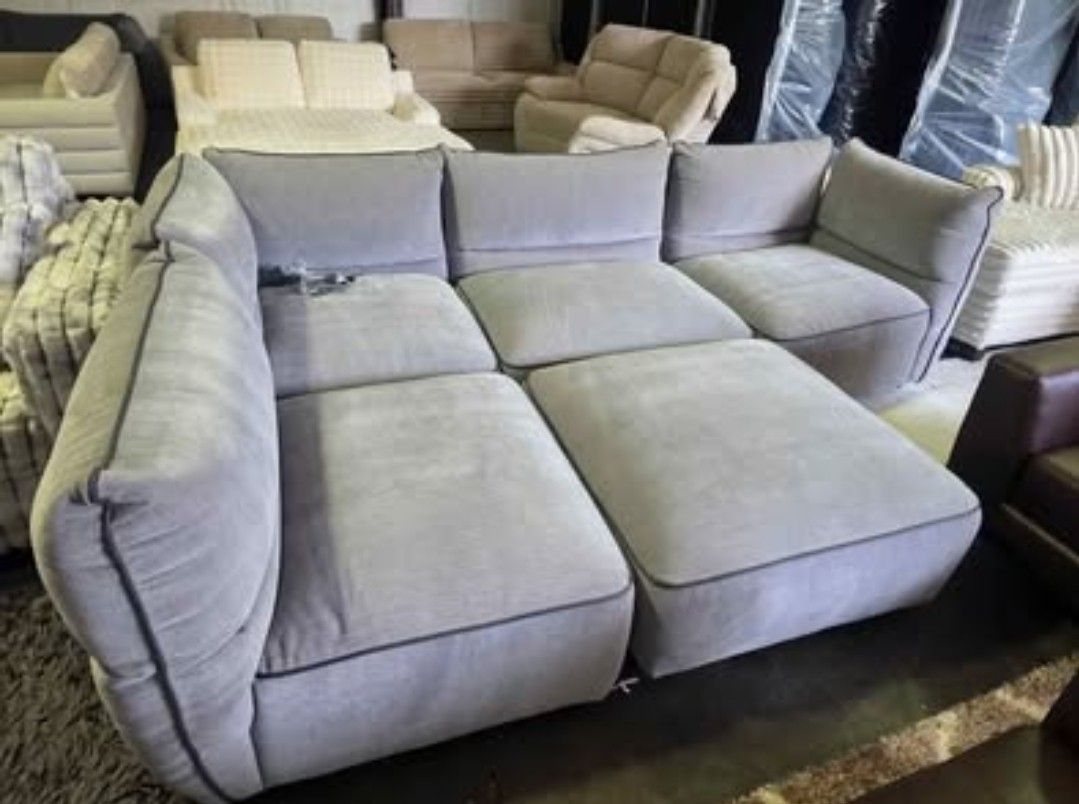 Deal of the Day! Market Sample LIFESTYLE Alfred Wild Dove 4pc Modular Sectional ➕️ Ottoman
