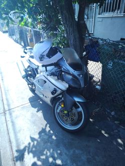 Kawasaki zx6r 2006 racing bike really fast 0 to 60 in less then 3 seconds no lowballers just has cosmetic damage on plastic fairings everything else i