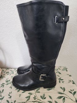 Black boots size 8