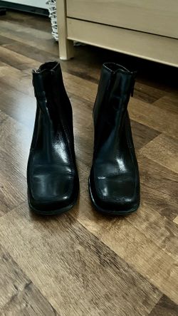 St. John’s Bay Black Boots Size 6