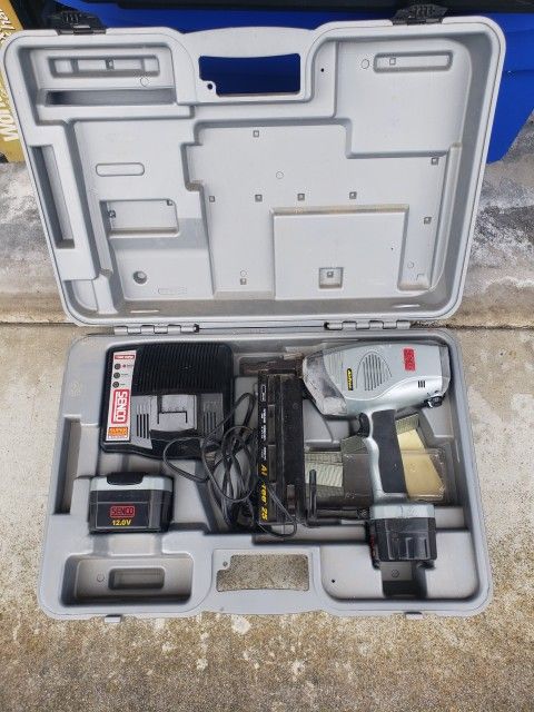 Senco Air Free "25" Cordless Brad Nailer Kit