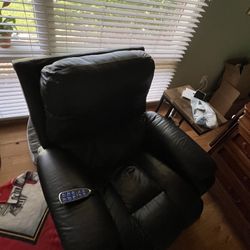 BLACK LAZY BOY RECLINER W LUMBAR