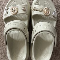 BRAND NEW CROCS SIZE 5