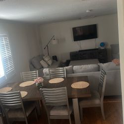 Mathis Brothers 6 Seated Table 