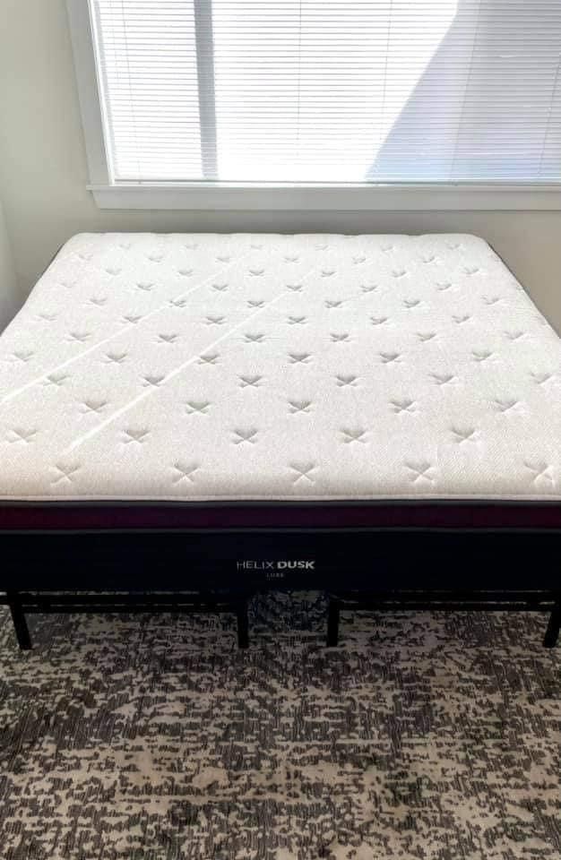 King Helix Luxe Midnight/ Cooling cover mattress like new Perfect like new condition Was in guest room hardly any use at all Retail $3,249 Asking