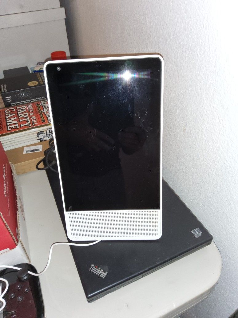 Lenovo Smart Display 8" with Google Assistant.