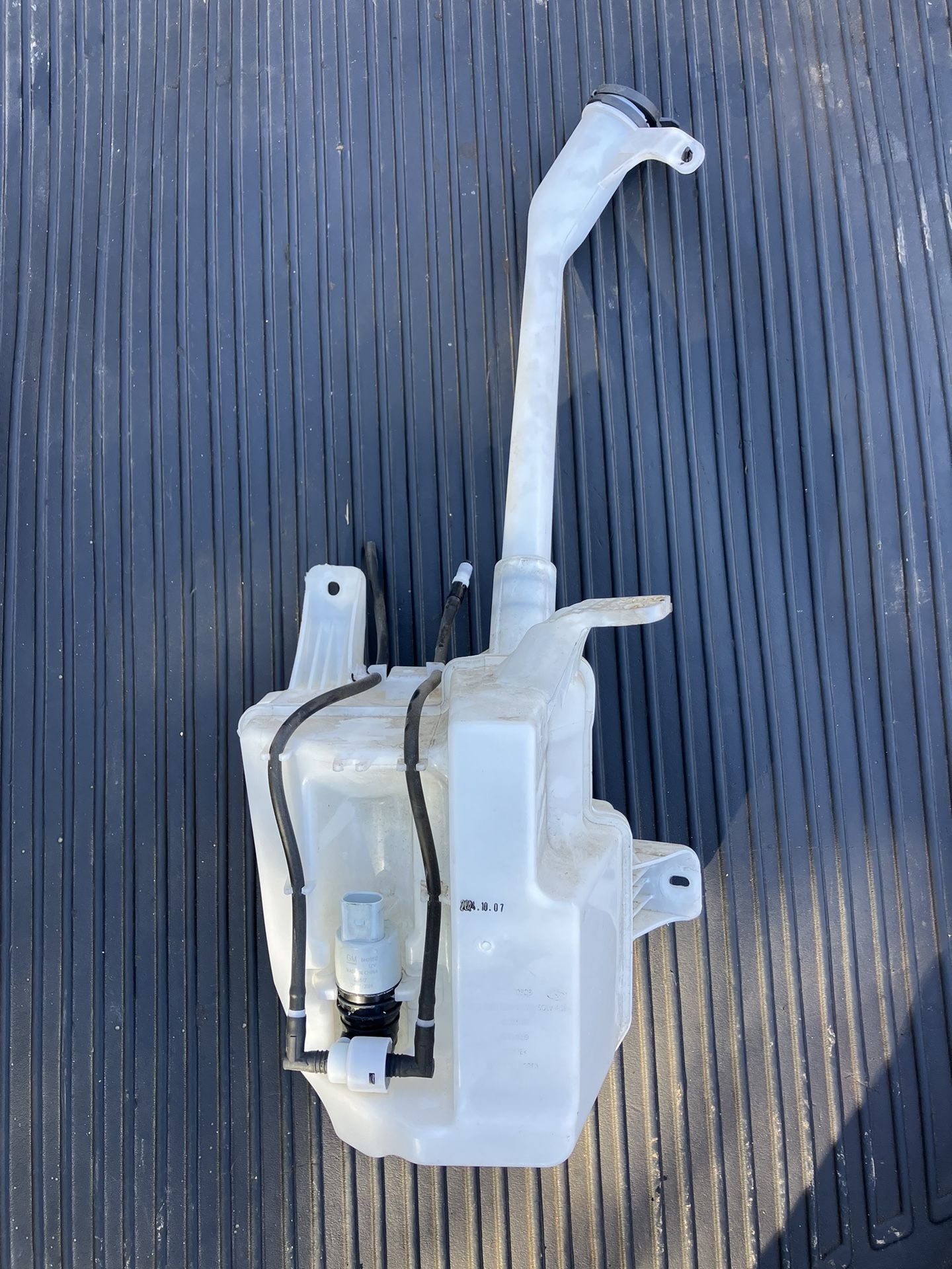 2024-2025 Chevrolet Trax windshield washer reservoir assembly 