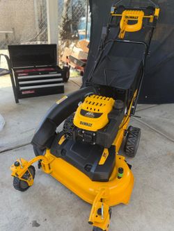 DEWALT
28 in. 224cc E-GOV Engine 3-in-1 Gas RWD Self-Propelled Lawn Mower with High Rear Wheels
