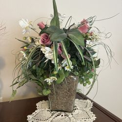 💐Beautiful fake flower custom made arrangement from smoke and pet free home.  Glass Vase Measures: 6” Base and 9” T & With the flowers it’s 21”T
