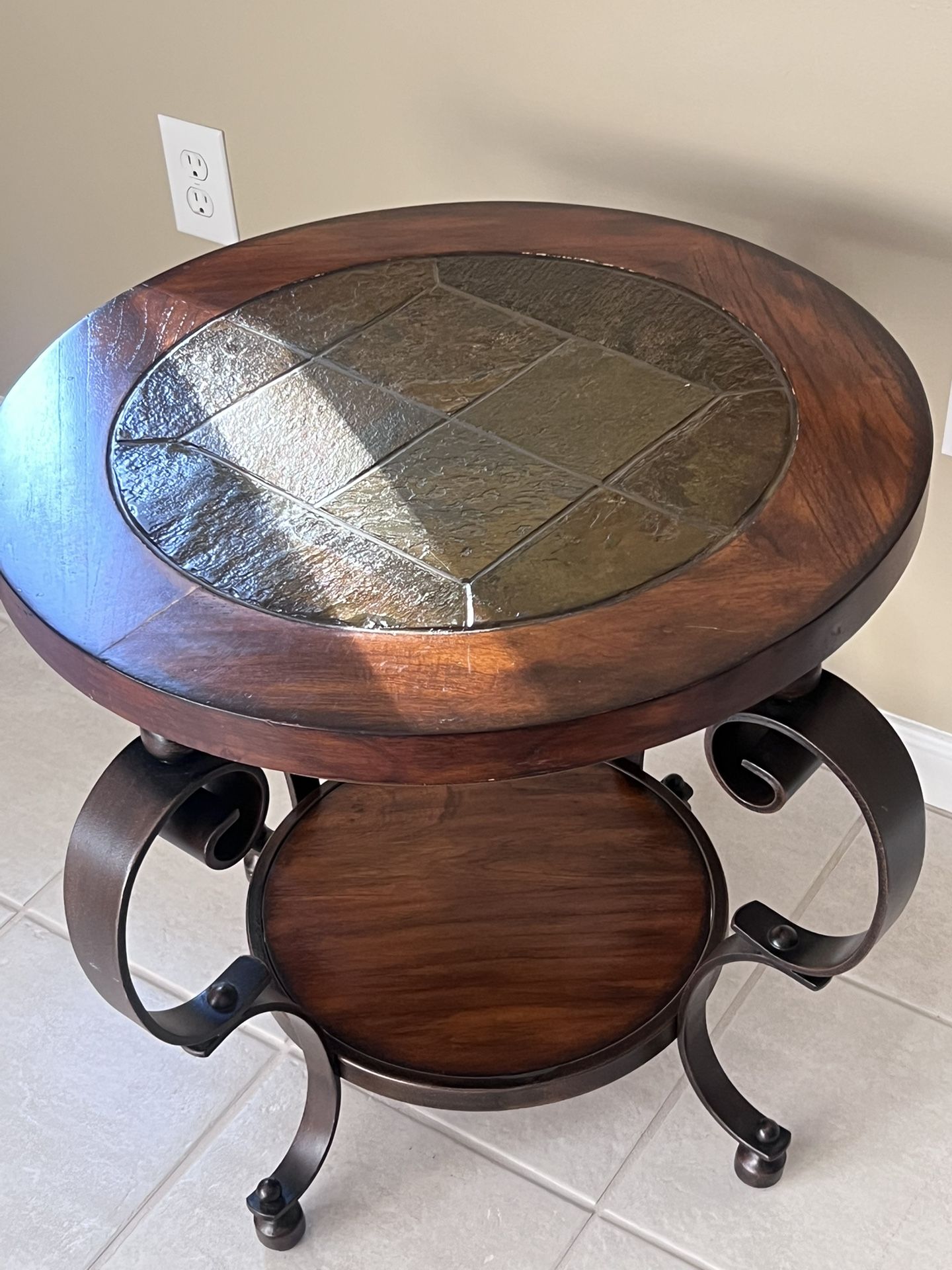 2 Diverse End Tables