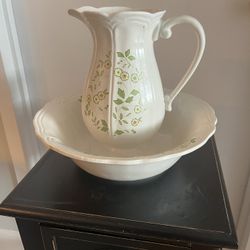 Federalist USA Pottery Pitcher and Bowl. Bowl measures aproximately 13" in diameter, Pitcher is about 10" tall. Beautiful Floral Pattern Very good con