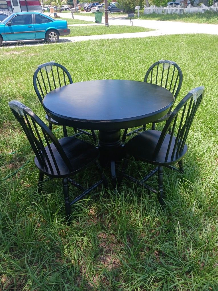 Round Black Wooden Dining Room table W /chairs
