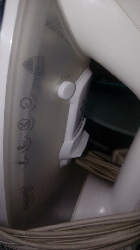 Sunbeam Classic GCSBCL-317 Steam Iron - White/Silver
