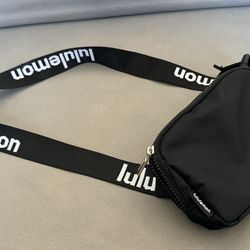 💯 authentic  crossbody Lululemon bag  retail value &159.99 + tax