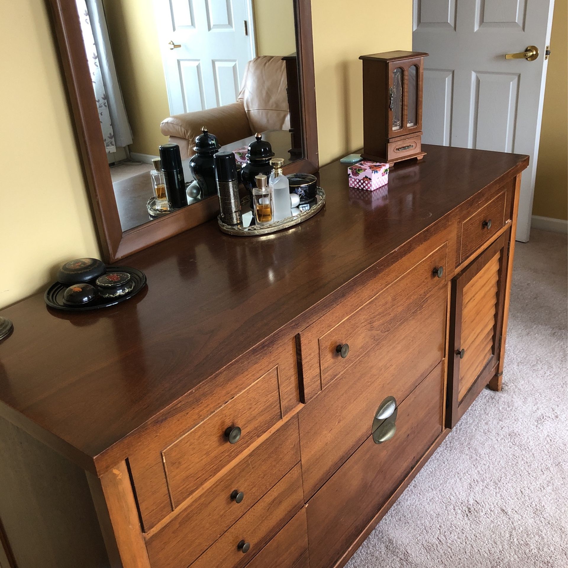Dresser With Mirror 