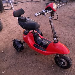 SCOOTER ELECTRICO PARA PARTES O PROYECTO  ESTA COMPLETO Y TRAE SU CARGADOR