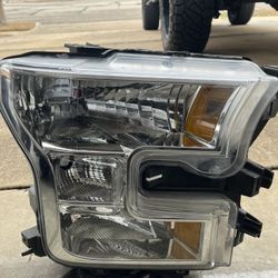 2017 Ford F150 XLT Super Crew 4dr (4x4). Headlights