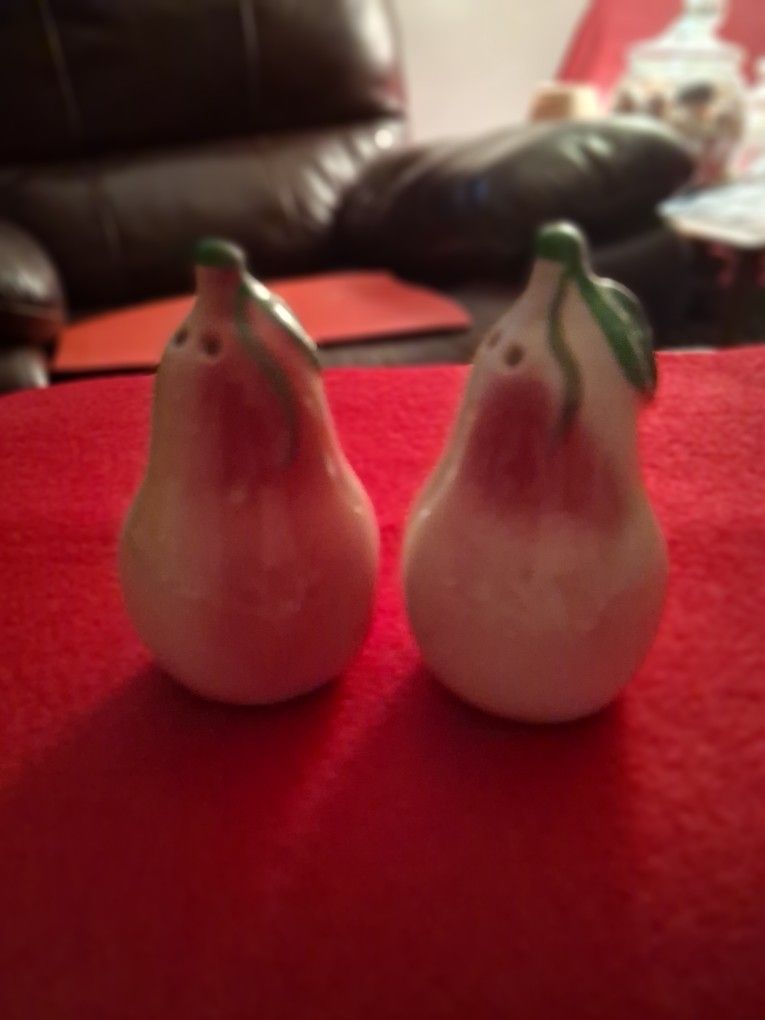 VINTAGE ANTIQUE CERAMIC SET OF PEAR 🍐 SALT & PEPPER SHAKERS *JAPAN*