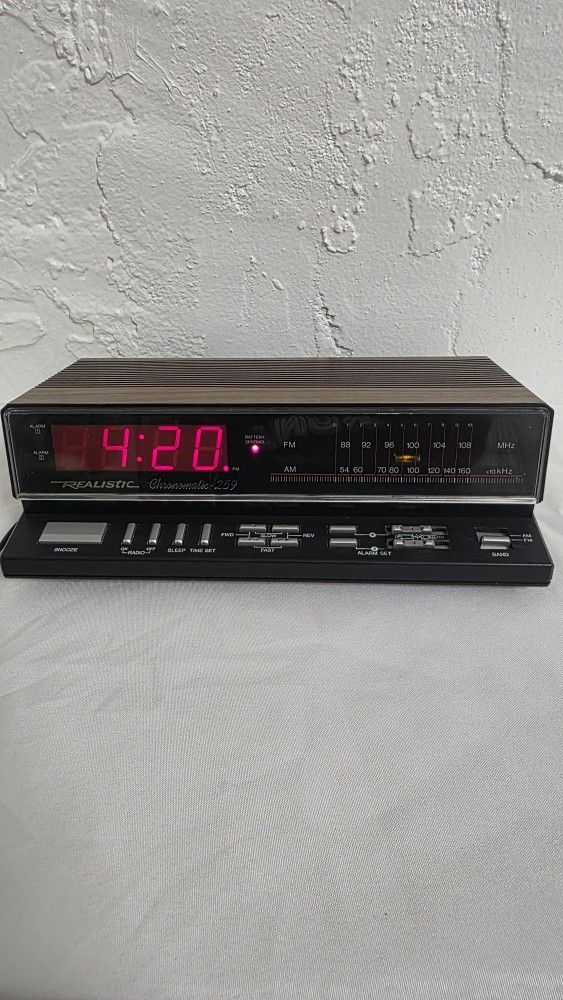 Radio Shack Realistic Alarm Clock AM/FM Radio Vintage 1987
