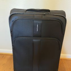 New 24” Checked Softside Spinner Luggage/Suitcase Black