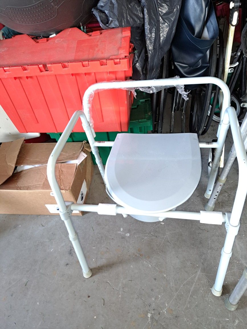 PORTABLE COMMODE SEAT TOILET IN GOOD CONDITION 
