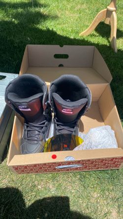 Vans Snowboarding boots with skiing goggles