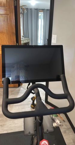 2022 Peloton Bike Plus Excellent Condition Under 50 Rides - Bayonne, NJ