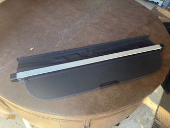 Retractable cargo cover in black for Outback